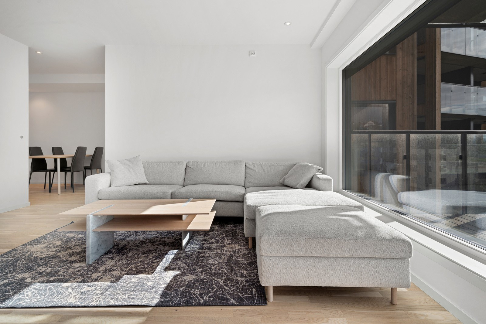 I stuen har du flere møbleringsmuligheter med god plass til stor sofa med tilhørende sofabord.