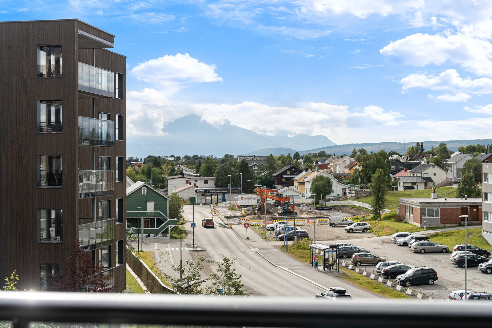 Et steinkast unna blokken er det busstopp med hyppige avganger til sentrum, UNN/UiT, Jekta, Tromsø lufthavn m.m.