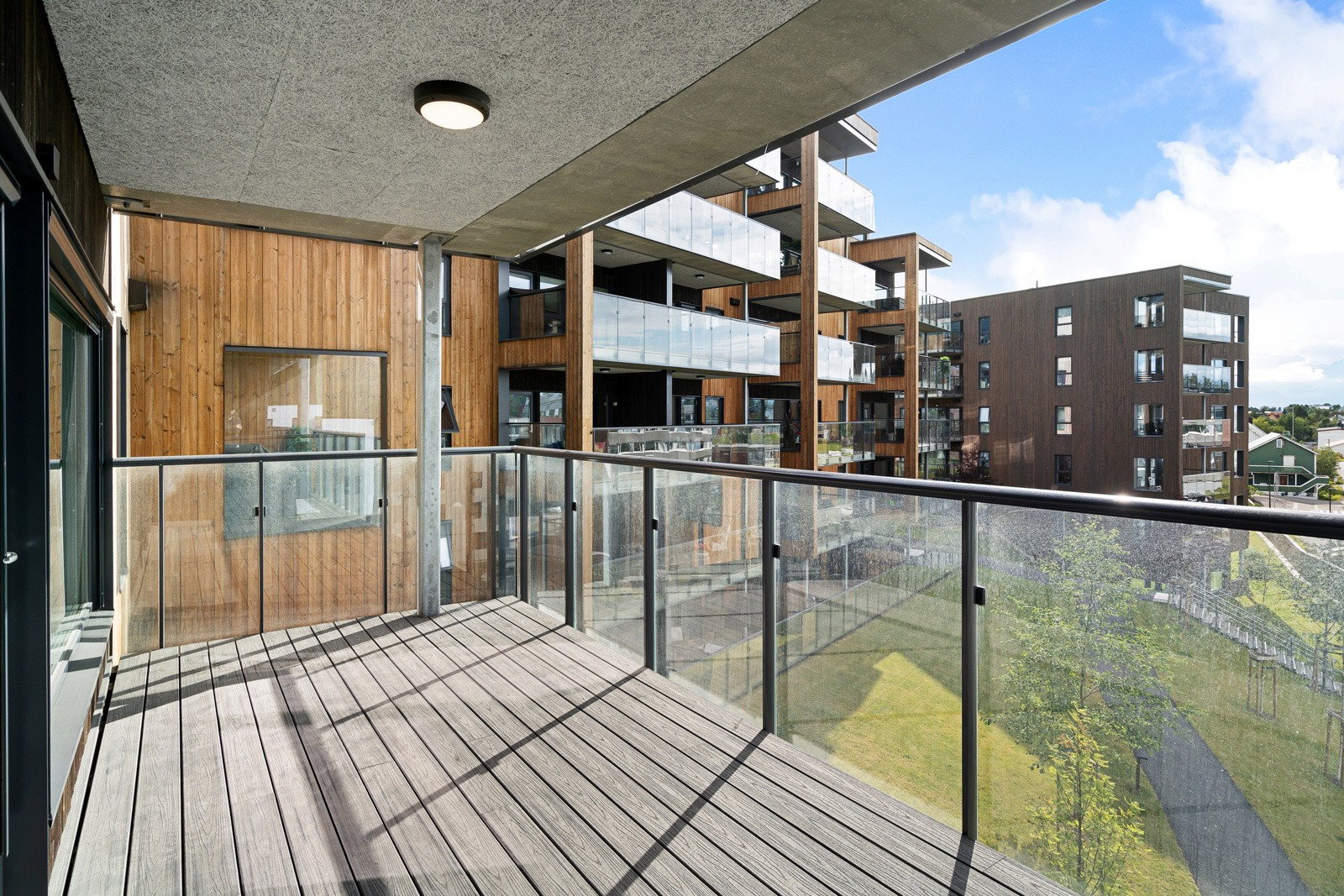 Fra stuen har du utgang til takoverbygd balkong med god plass til utemøbler og beplantning!