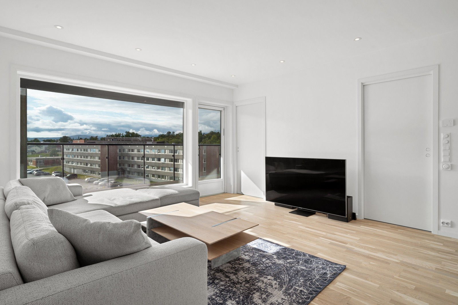De store vindusflatene sikrer godt med lysinnslipp som bidrar til en god romfølelse.