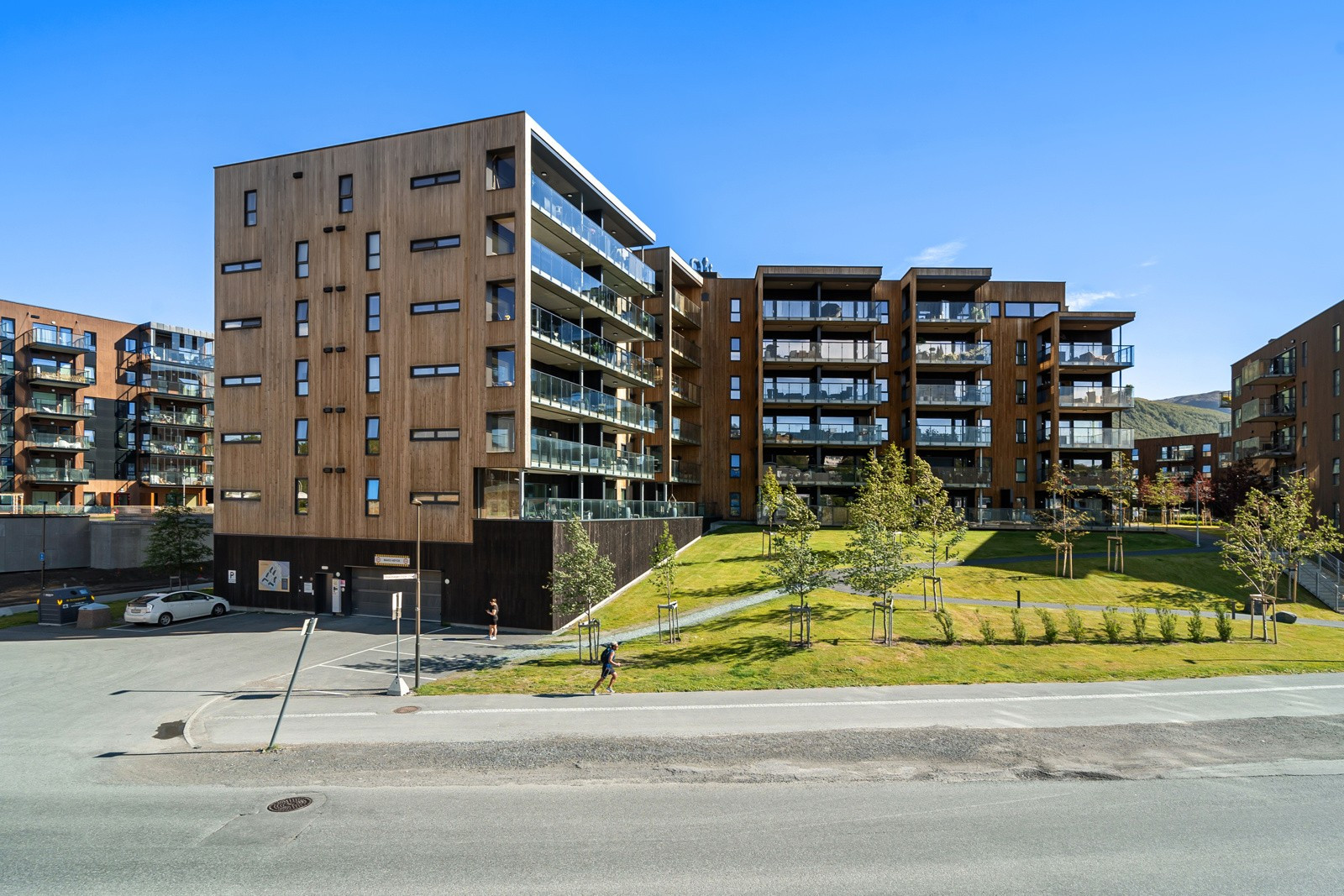 Fra leiligheten har du gangavsand til alt av sentrums fasiliteter samt dagligvare, treningssenter og flotte turområder i umiddelbar nærhet.