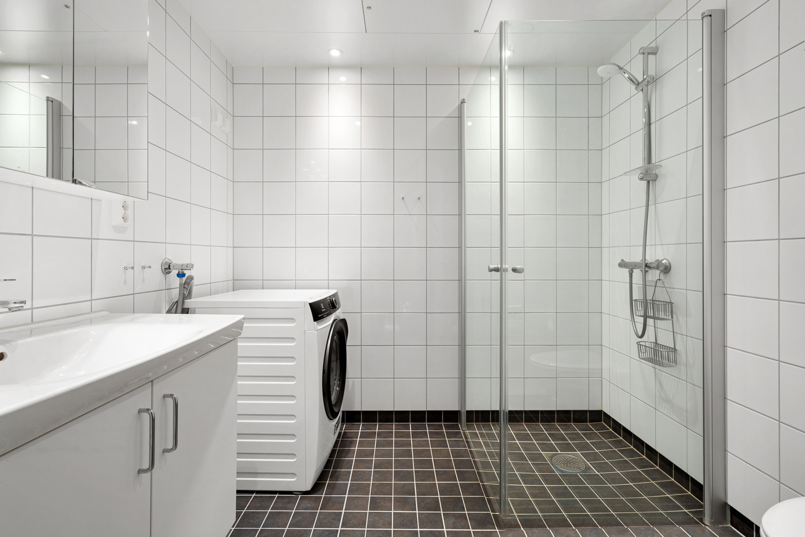 Badet er flislagt og har god plass til vaskemaskin!