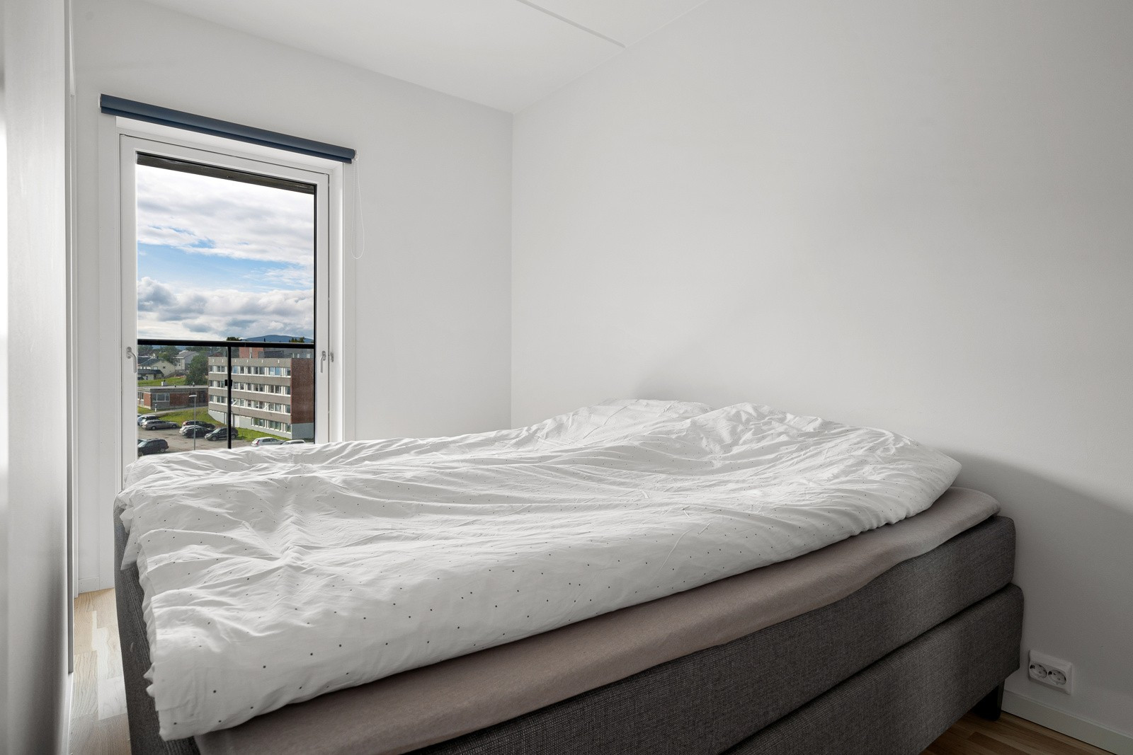 Boligens hovedsoverom er av god størrelse med plass til stor seng og tilhørende nattbord.