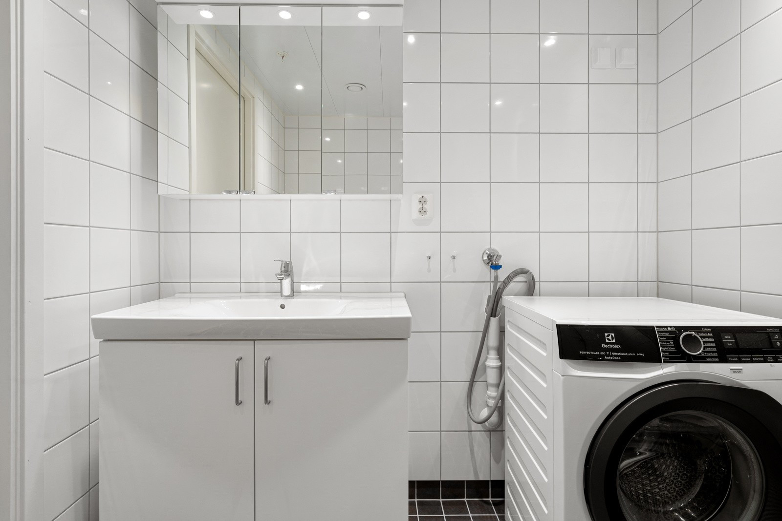 Badet er utstyrt med moderne baderomsinnredning samt speilskap med belysning.