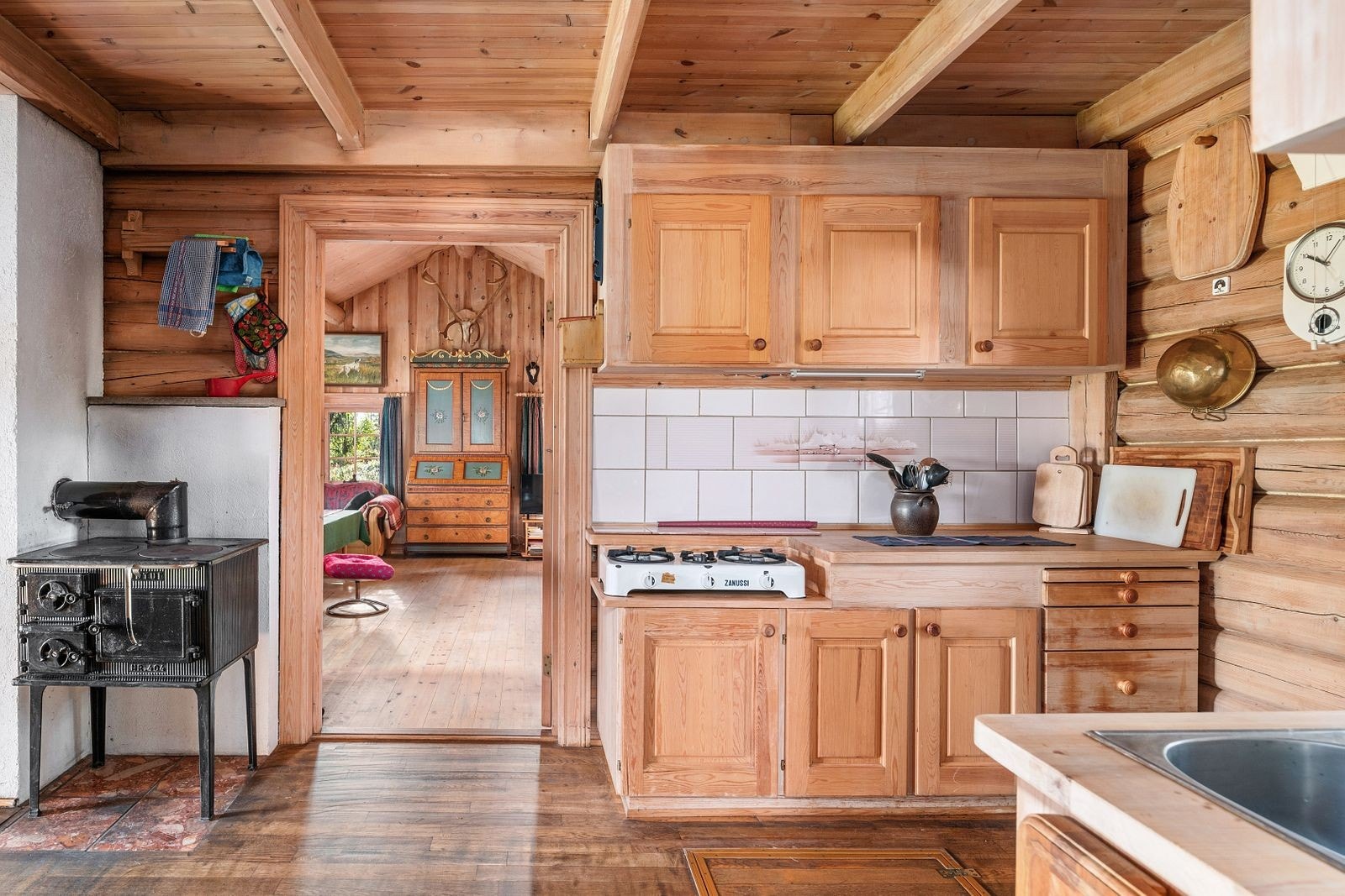 Vedfyring også på kjøkkenet. Galleribilde