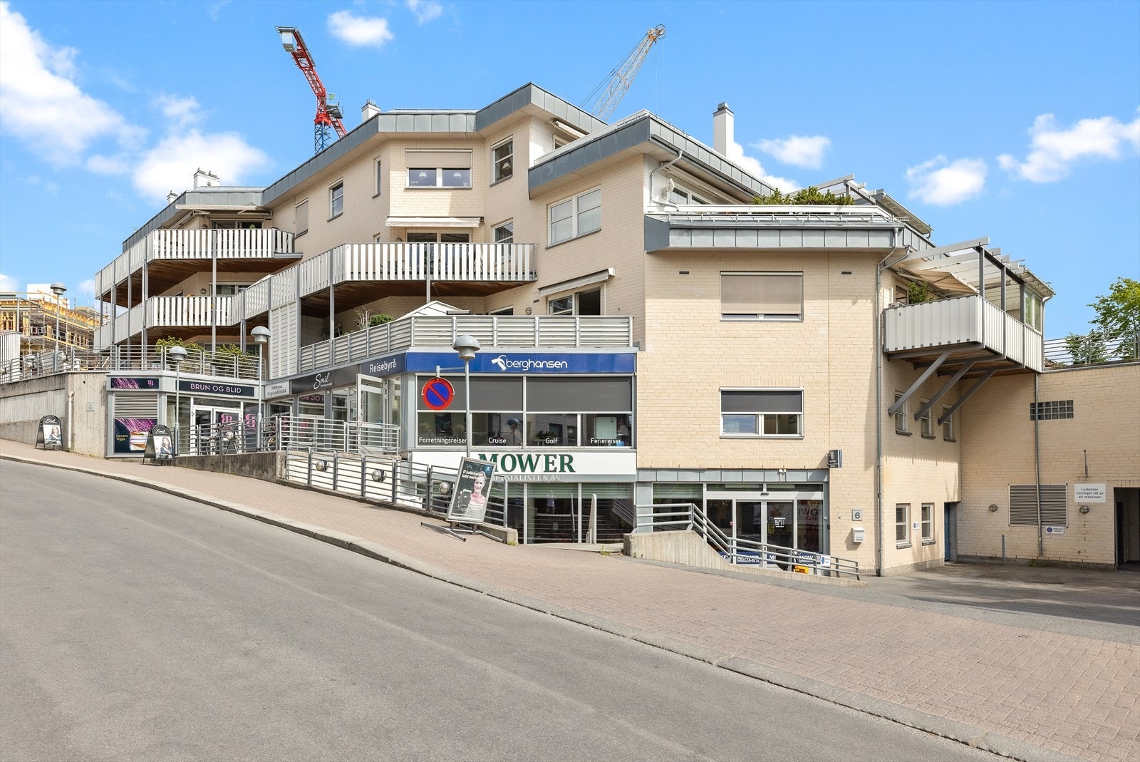 Boligen ligger på andre siden av veien til Bekkestua senter. Galleribilde