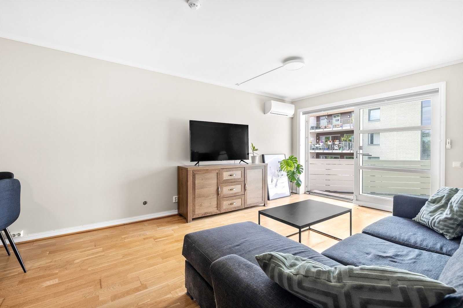 Stuen får rikelig med naturlig lys fra de store vindusflatene Galleribilde