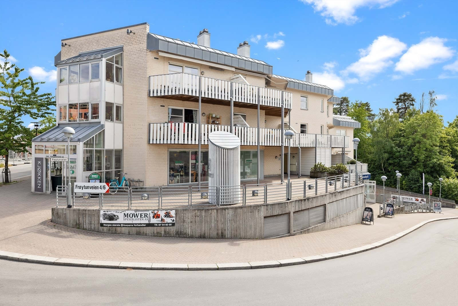 Leiligheten ligger meget sentralt til på Bekkestua Galleribilde