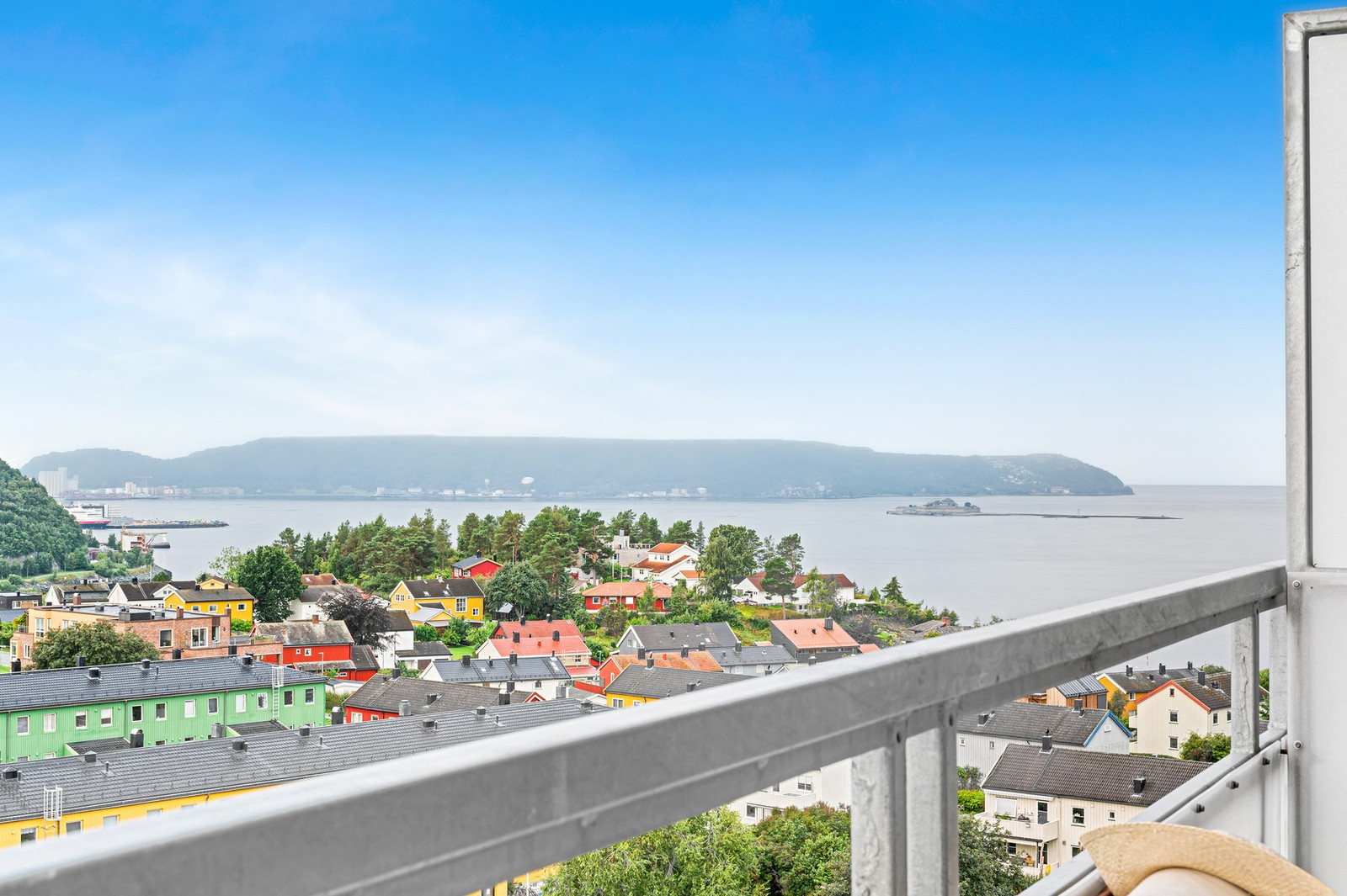 Pen 2-roms med storslagen utsikt og meget gode solforhold - God planløsning - Godt med bodplass - Rolig boområde