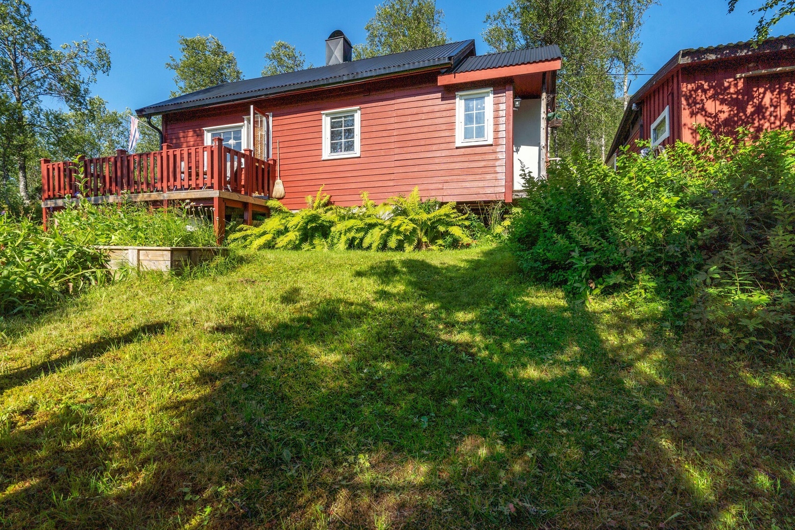 Balkongen i front byr på morgensol, mens den vestvendte på venstresiden gir sol godt utover ettermiddagen Galleribilde