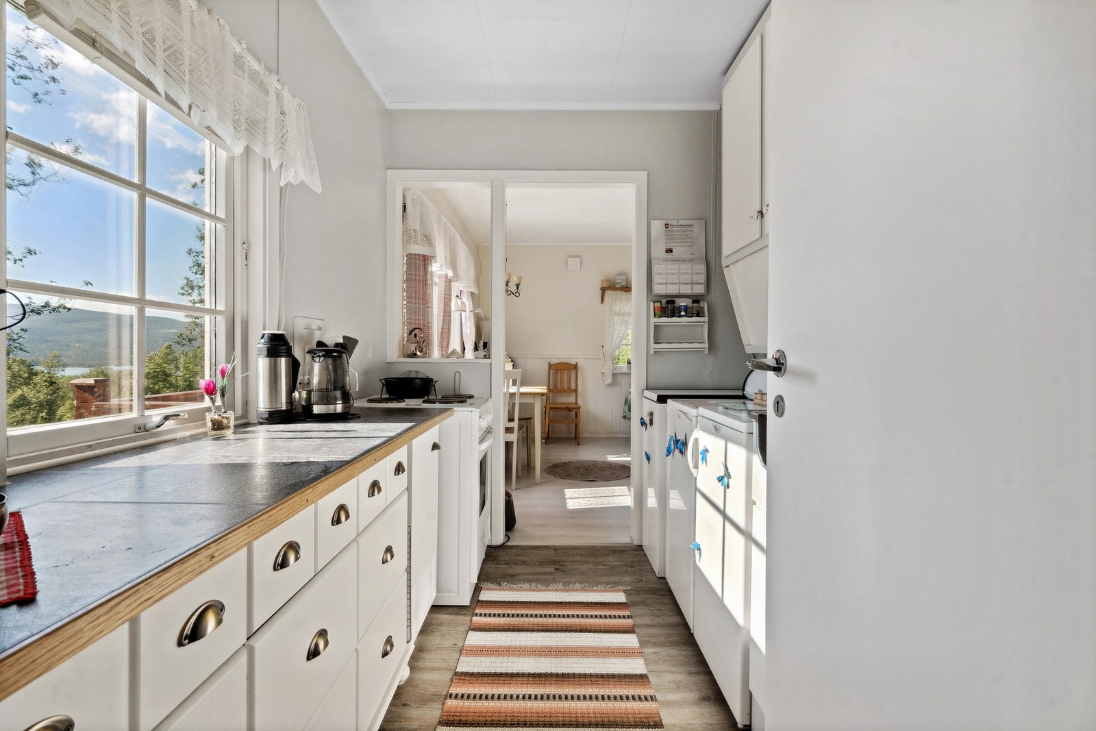 Koselig hyttekjøkken med god benkeplass Galleribilde