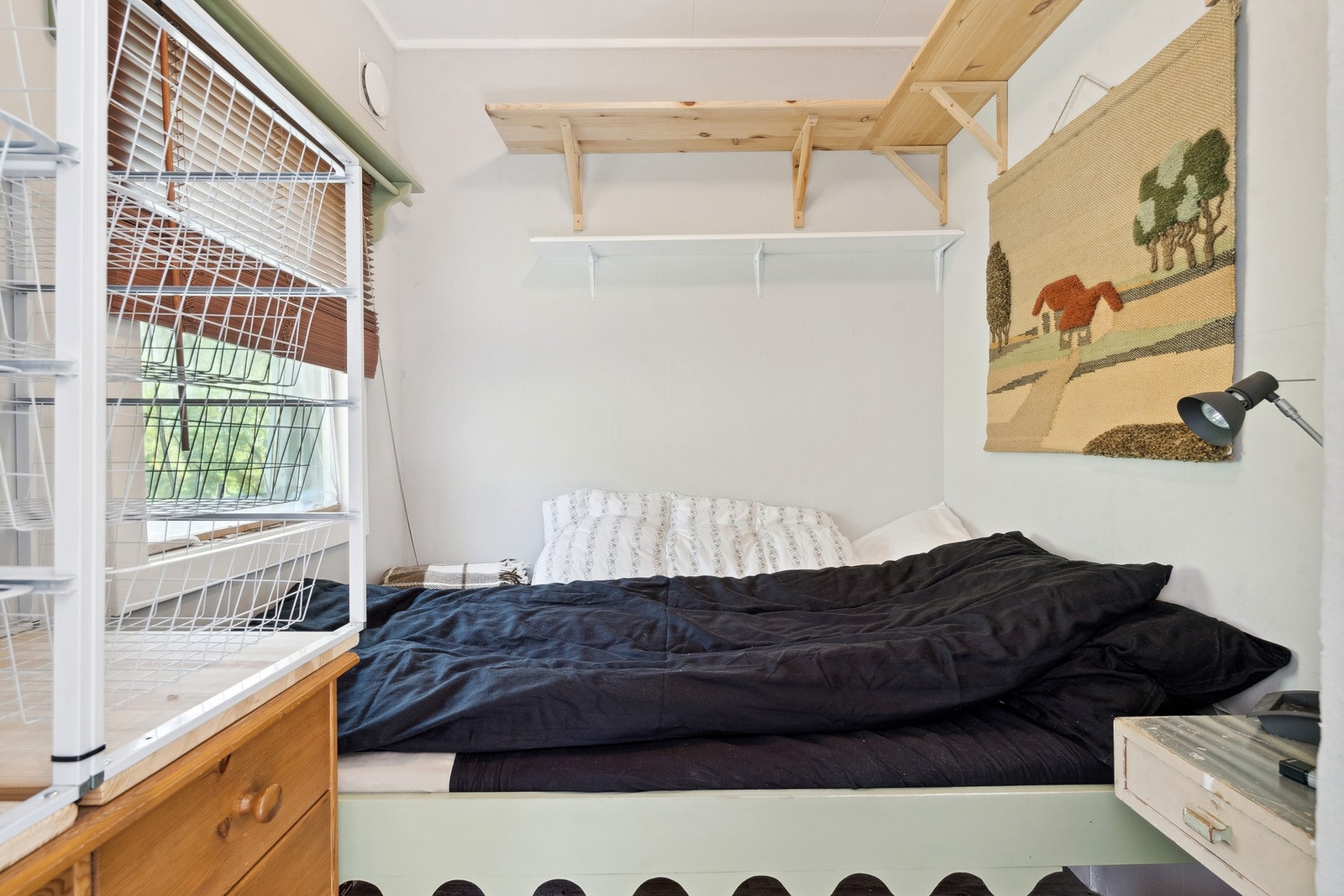 Soverom med plassbygd seng Galleribilde