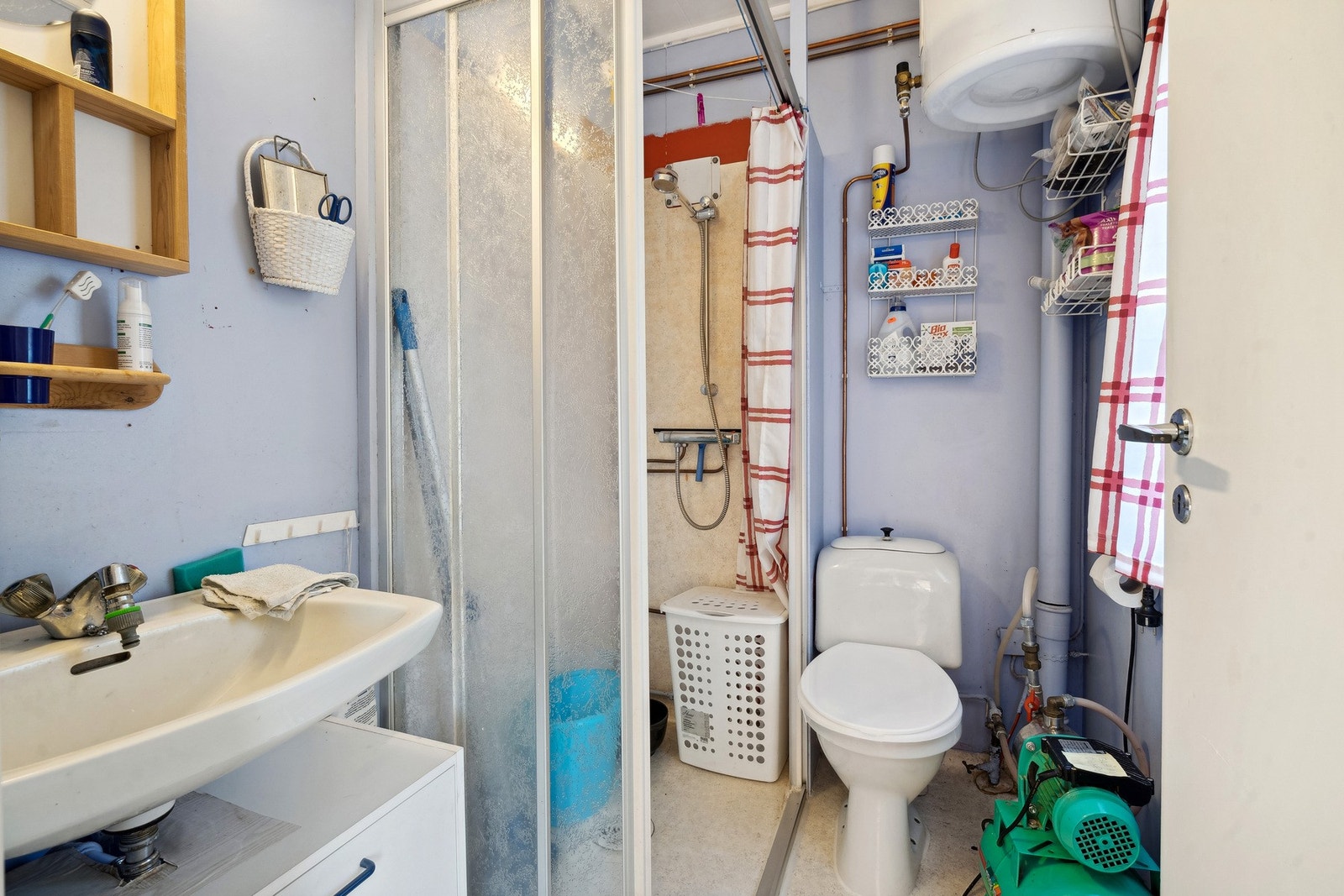 Badet har vask, dusjhjørne og wc. Vannet kommer fra brønn med varmtvannstank og pumpe plassert på badet Galleribilde