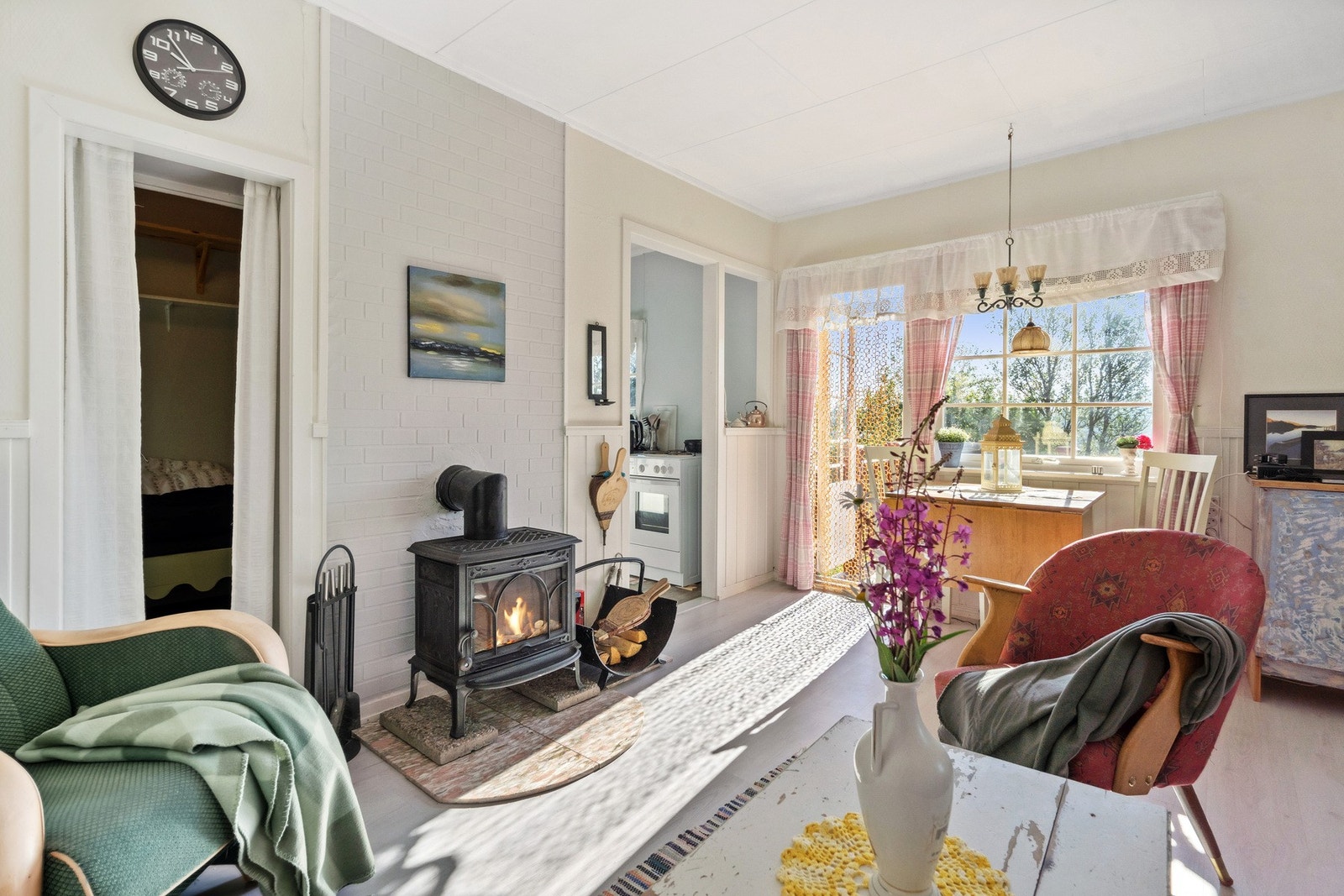 Hytta har både elektrisk oppvarming og koselig vedovn Galleribilde