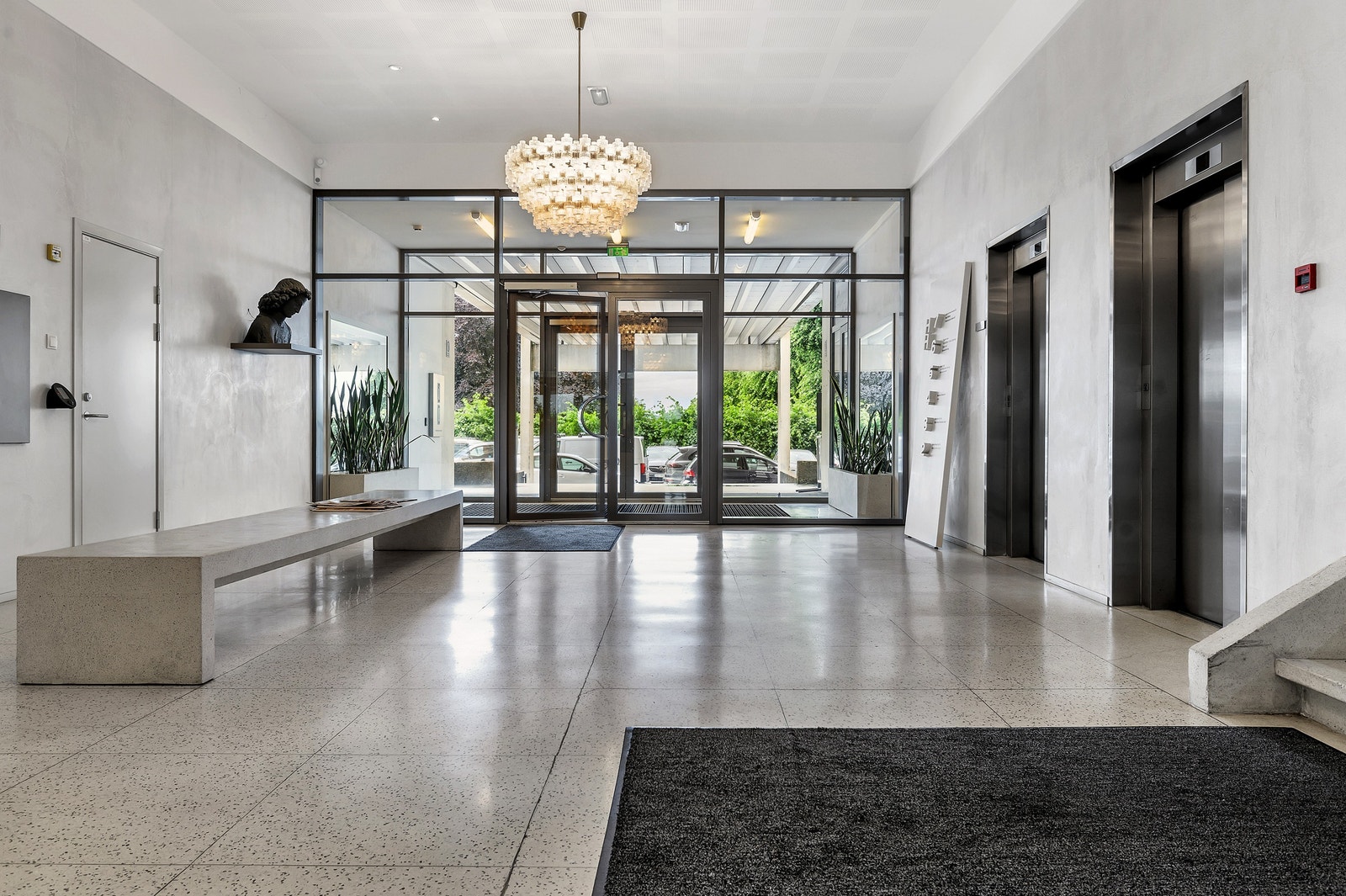 Et lekkert inngangsparti med romslig og pen foajè Galleribilde