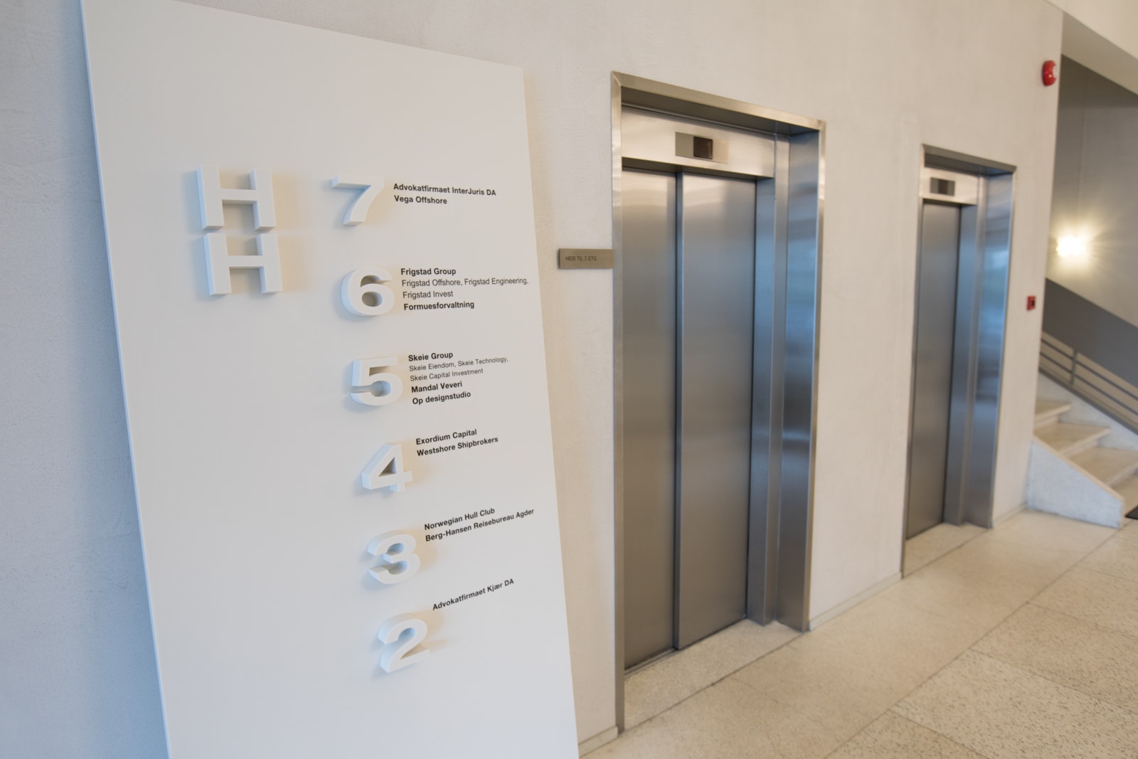 Lokalene ligger i byggets 4. etasje, direkte tilgjengelig fra påkostet inngangsparti, via trapp og to heiser. Galleribilde