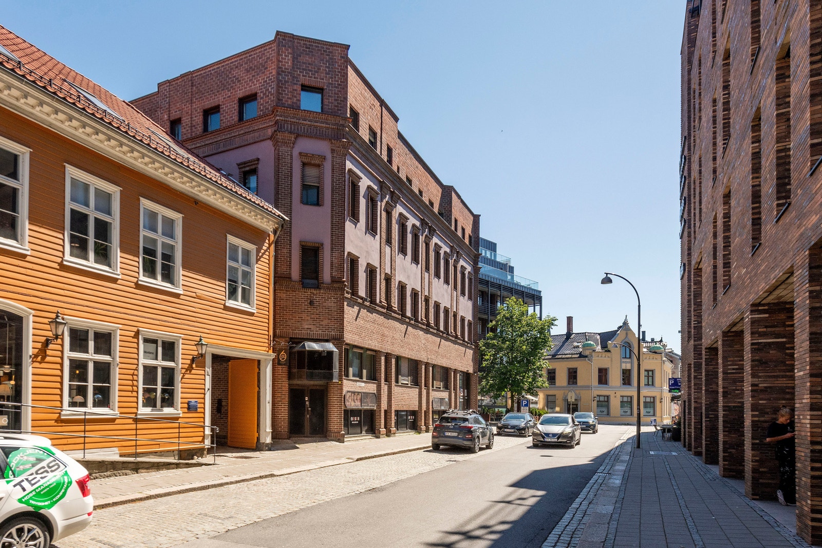 Fra Storgata, på hjørnet av Karlandergården, er det inngang til Nygaardsplassen hvor en går gjennom en hyggelig bakgård hos naboen. Galleribilde