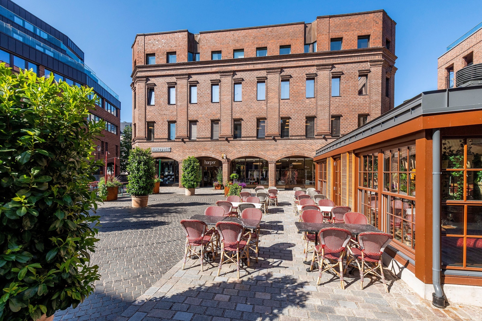 Karlandergården har flott beliggenhet, og er et av byggene som omkranser Nygaardsplassen. Galleribilde