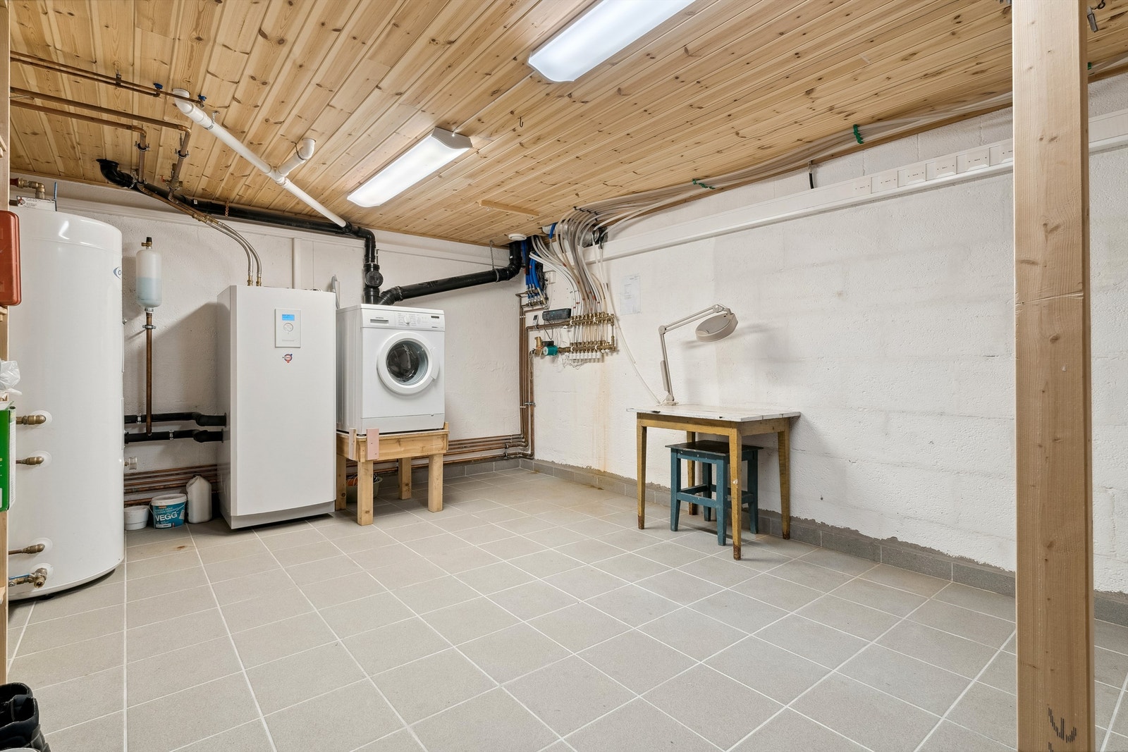 Disponibelt rom i kjeller benyttet som vaskerom/teknisk rom for bergvarmen. Galleribilde