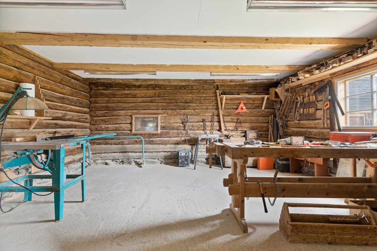 Snekkerverksted etablert i "garasje/stall". Galleribilde