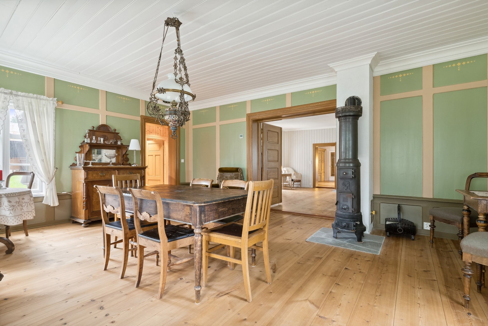 Finstua med dobbeldør inn til dagligstua. Galleribilde