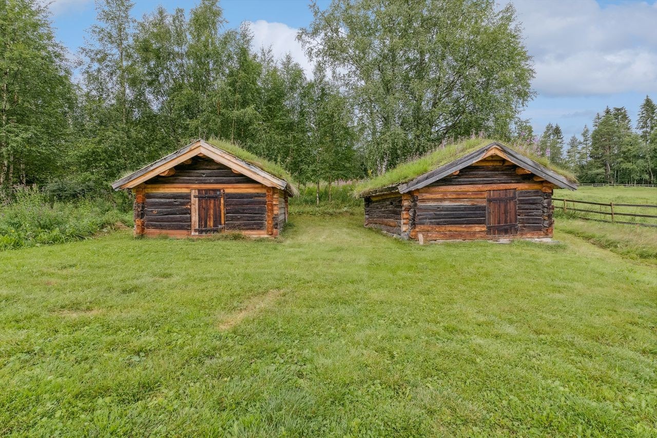 En smie og en badstue, begge med torvtak og i tømmerkonstruksjoner. Galleribilde
