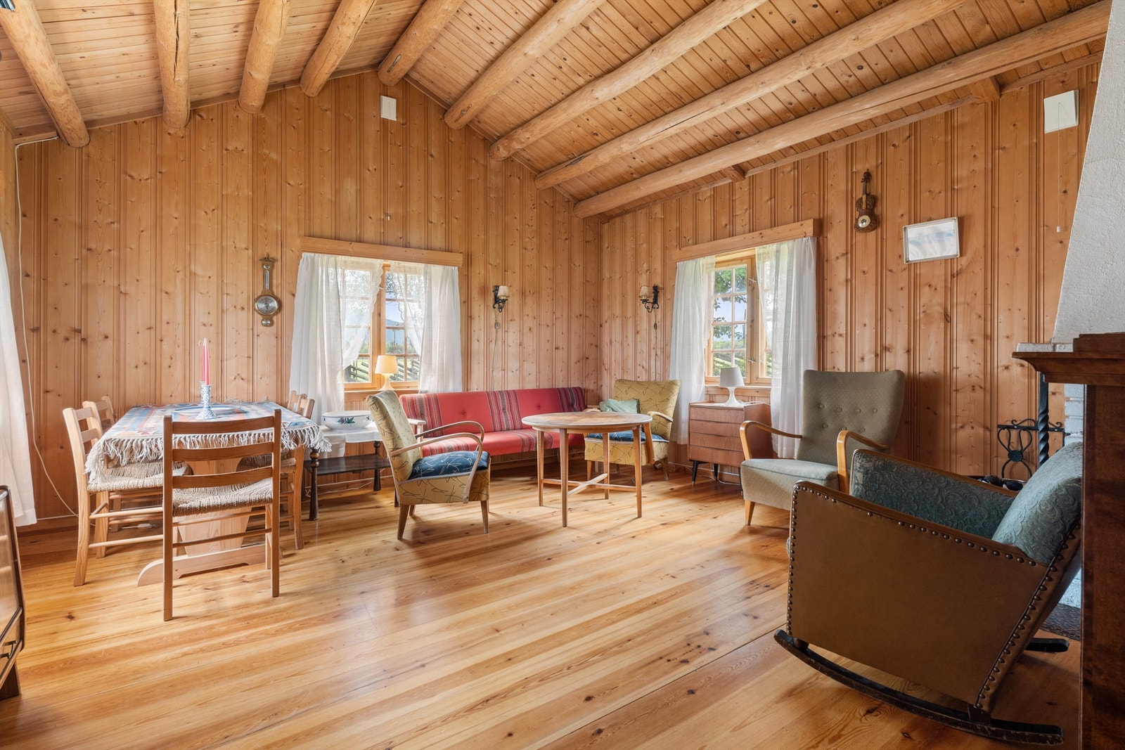 Sommerstua: Stua har panel på veggene, furugulv og panel i himling. Stua er romslig med god plass til sofagruppe og spisestue. Galleribilde