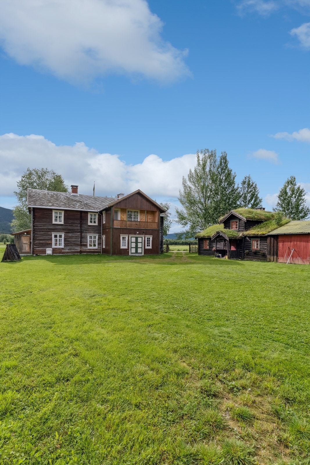 Våningshuset og sommerstua til høyre i bilde. Galleribilde