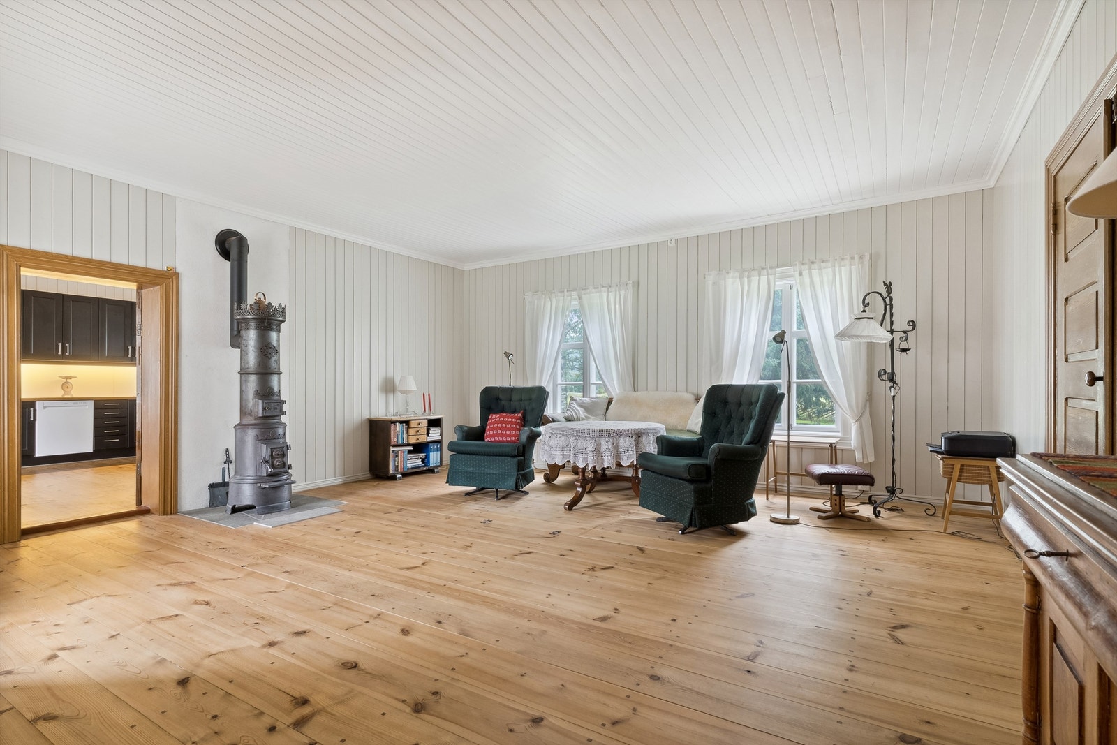 Rommet er romslig med god god plass til det møblementet man skulle ønske og trenge i stuen. Galleribilde