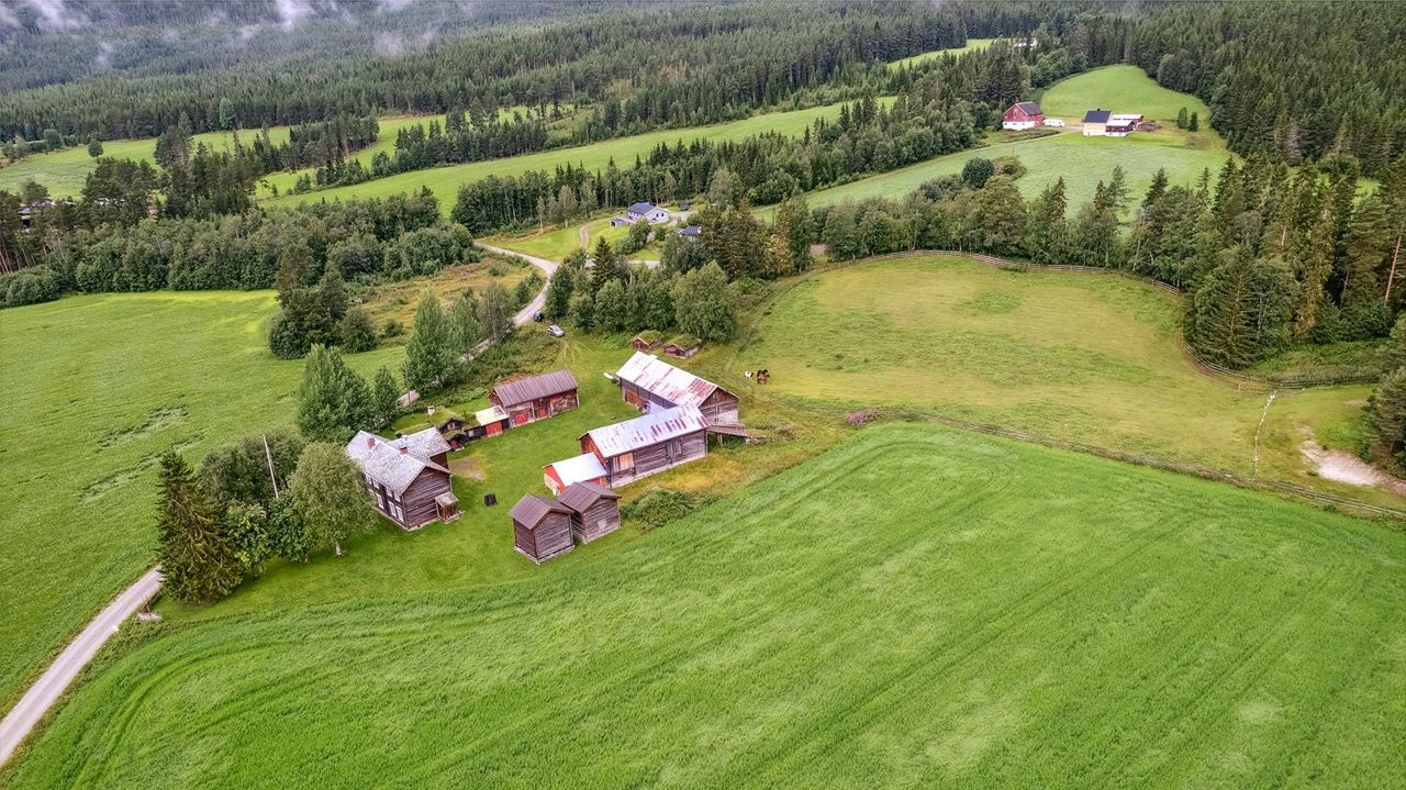 Eiendommen er flott, og har stort potensiale. Tihørende dyrket mark ses til høyre i bildet. Det er inngjerdet for hest i dag. Galleribilde