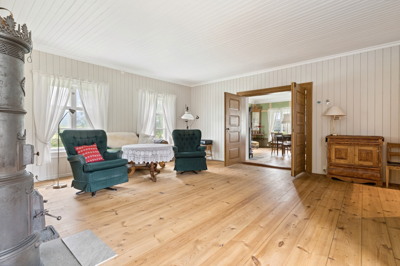 Dagligstua. Hvitmalt panel på veggene og i himling, samt furugulv. Galleribilde