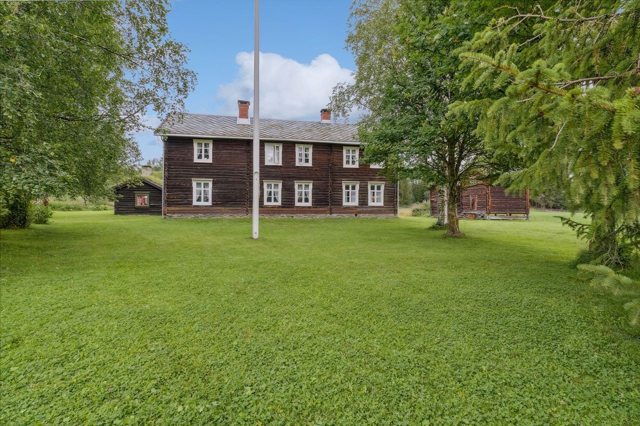Våningshuset sett fra baksiden. Flaggstang etablert på eiendommen. Galleribilde