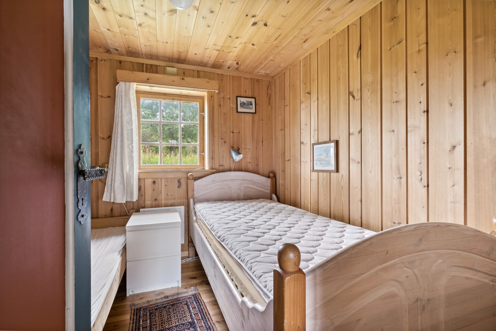 Sommerstua: Det er to soverom i sommerhuset, ett i 1. etasje og ett i 2. etasje. . Galleribilde