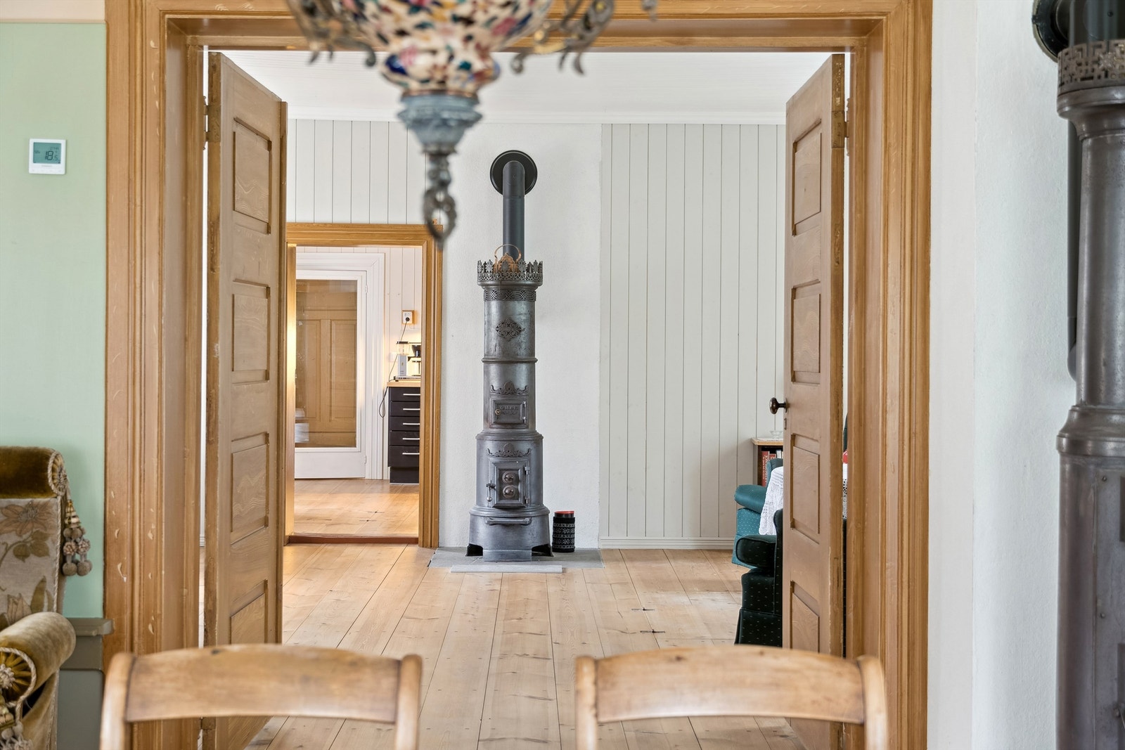 Doble dører fører deg fra stuen og inn i dagligstua. Galleribilde