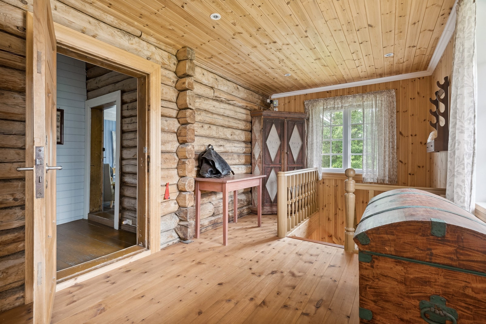 Gangen har trapp ned til 1. etasje og adkomst videre inn til annen gang. Galleribilde