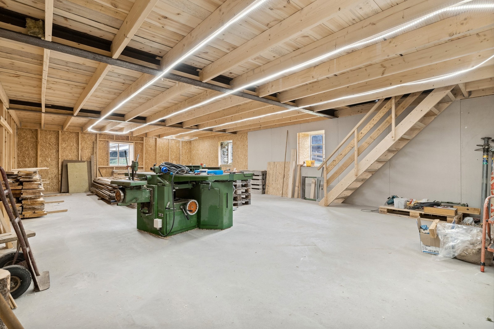 Snekkerverksted i fjøset med trapp opp til 2. etasje. Dette bygget kan anvendes til mye. Galleribilde