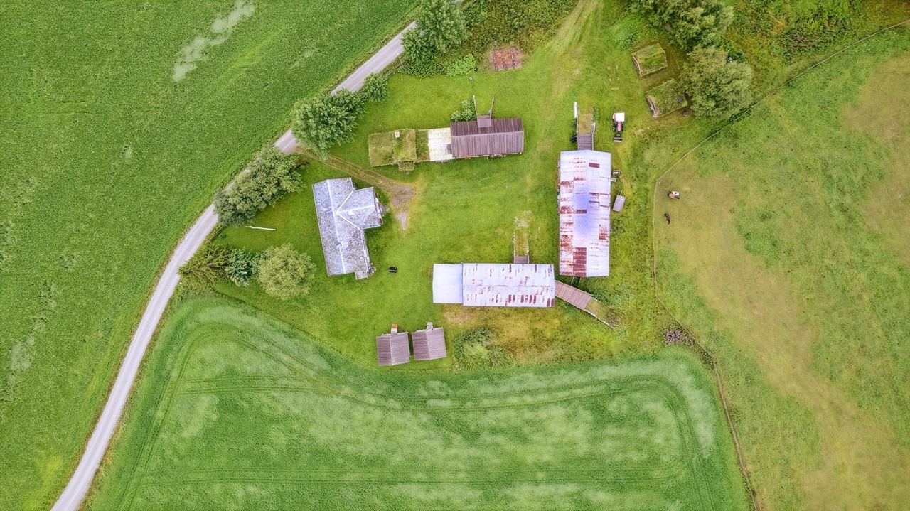 Dronefoto av eiendommen sett fra fugleperspektiv. Galleribilde