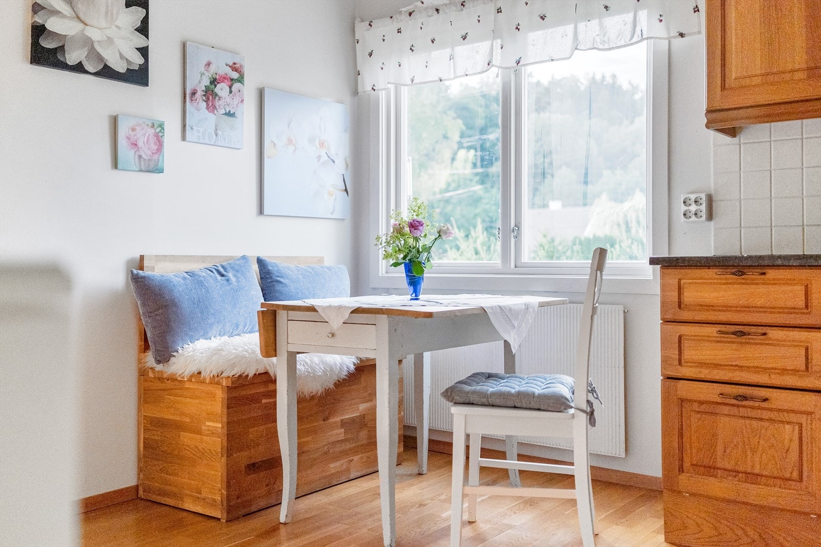 Kjøkkenet er av god størrelse, her er det også plass til et spisebord. Dette skaper et hyggelig oppholdsrom. Galleribilde