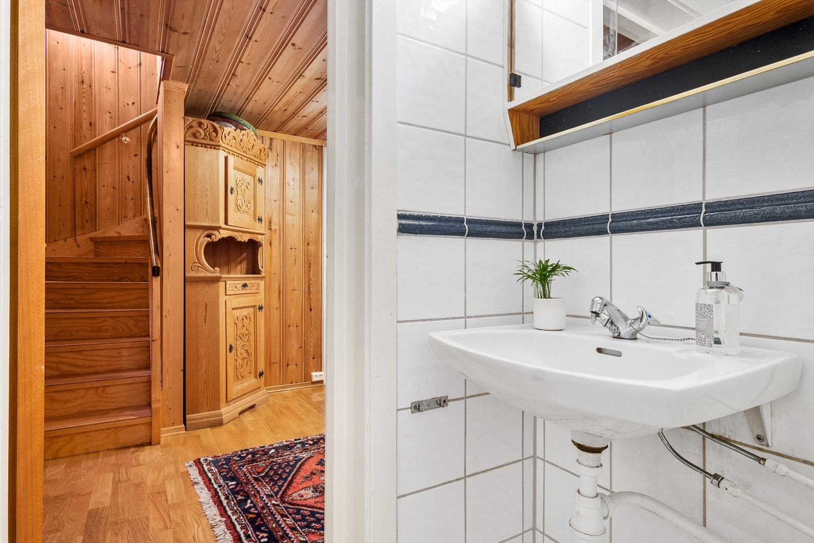 Fint og flislagt baderom, av eldre dato, Galleribilde