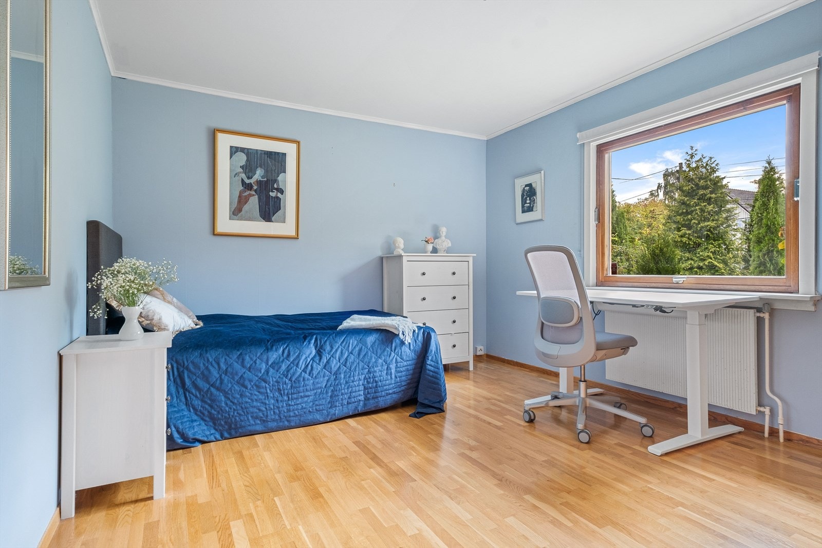 Soverom nr. 3 har plass til seng, kommode, garderobeskap, skrivebord e.l. Galleribilde