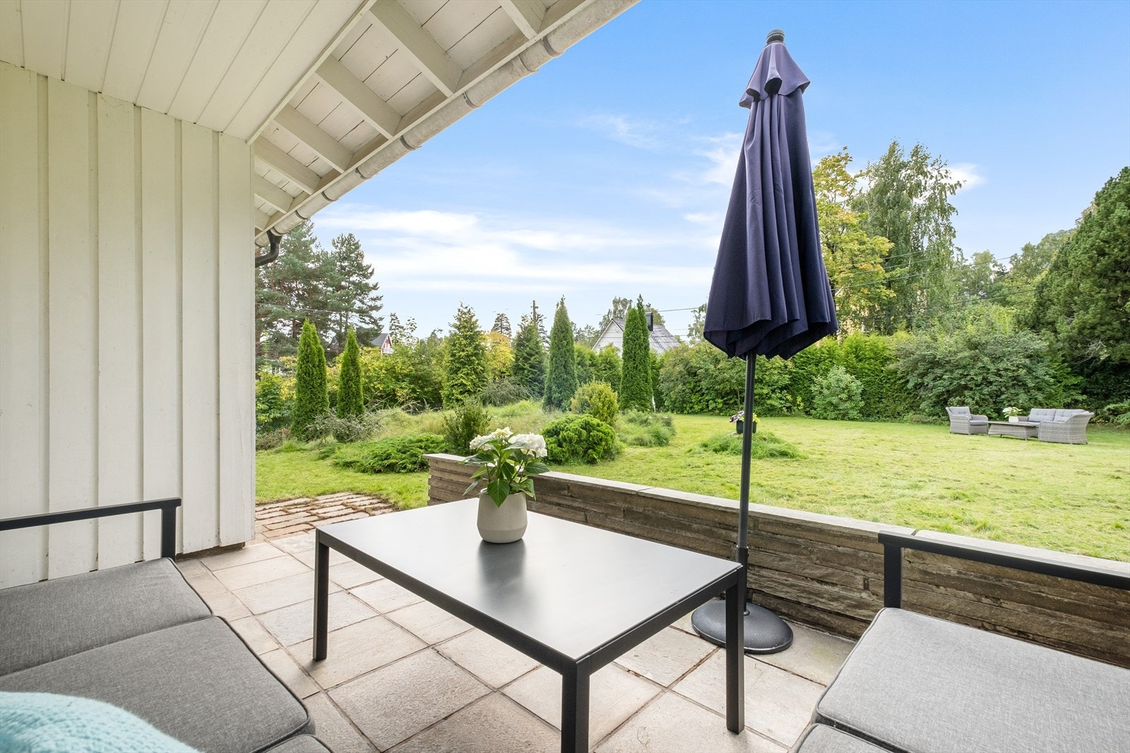 Fra terrassen er det videre adkomst til den flotte og naturskjønne hagen. Galleribilde