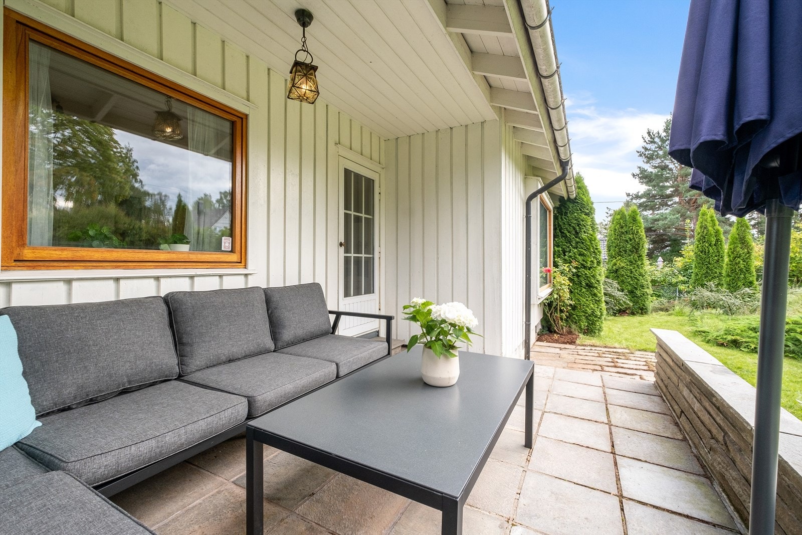 På terrassen er det godt med plass til utemøblement, grill, blomster etc. Galleribilde