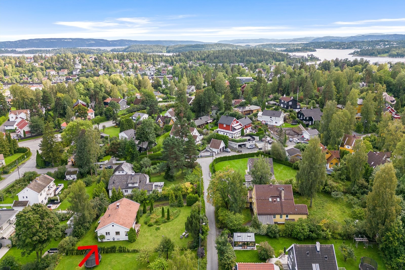 Her bor du i rolige og barnevennlige omgivelser med svært gode solforhold og nærhet til det meste du trenger i hverdagen. Et drømmested for enhver barnefamilie! Galleribilde