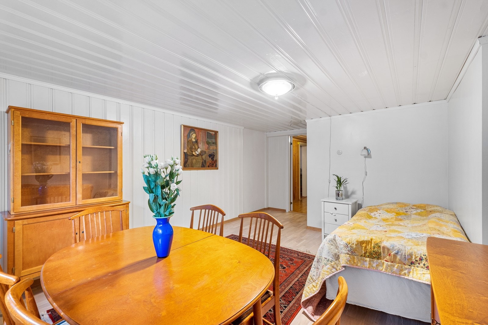 Et perfekt rom for barna når de har venner på besøk, som lekerom, TV-stue, treningsrom e.l. Selger opplyser at det ble lagt ny parkett i kjellerstue i 2022. Galleribilde