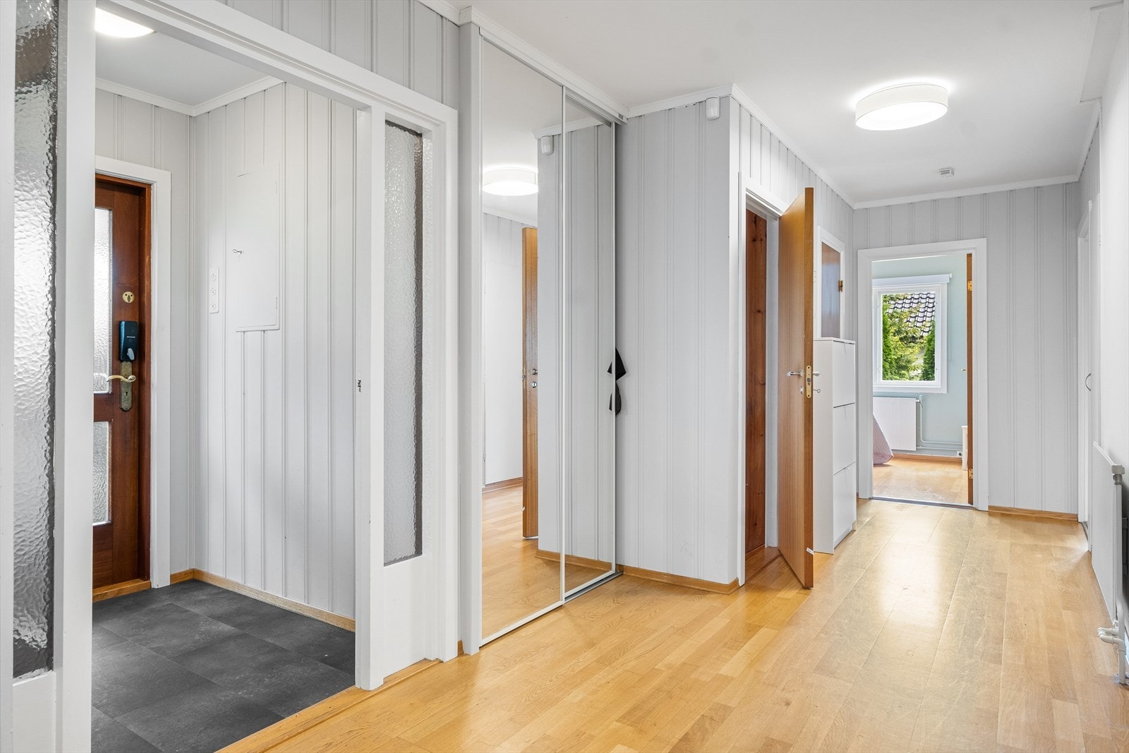 Fra vindfang/ hall er det adkomst til stue, kjøkken, bad, soverom og trapperom ned til underetasjen. Galleribilde