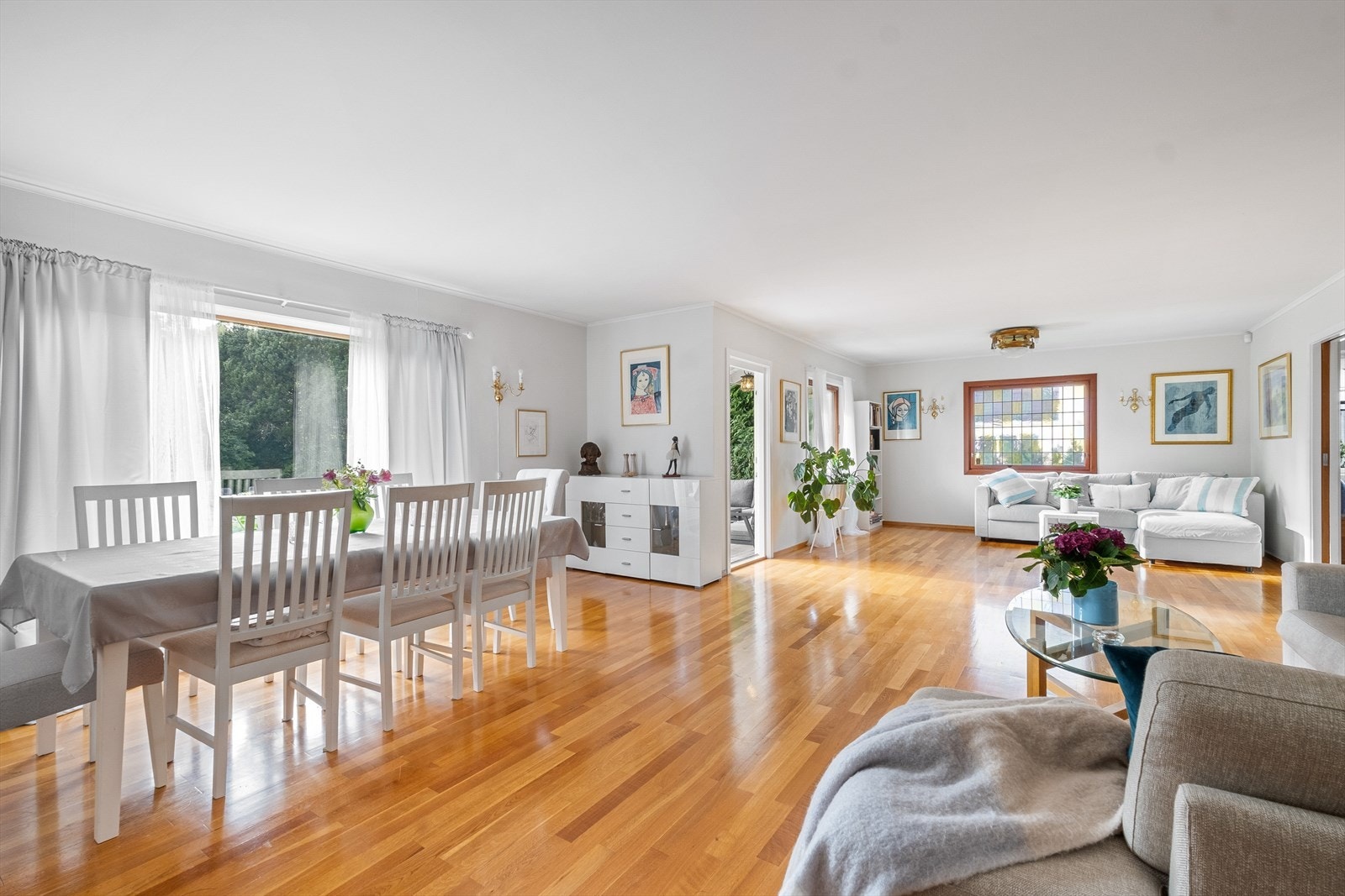 Boligen fremstår som lys og luftig, og med god planløsning. Galleribilde