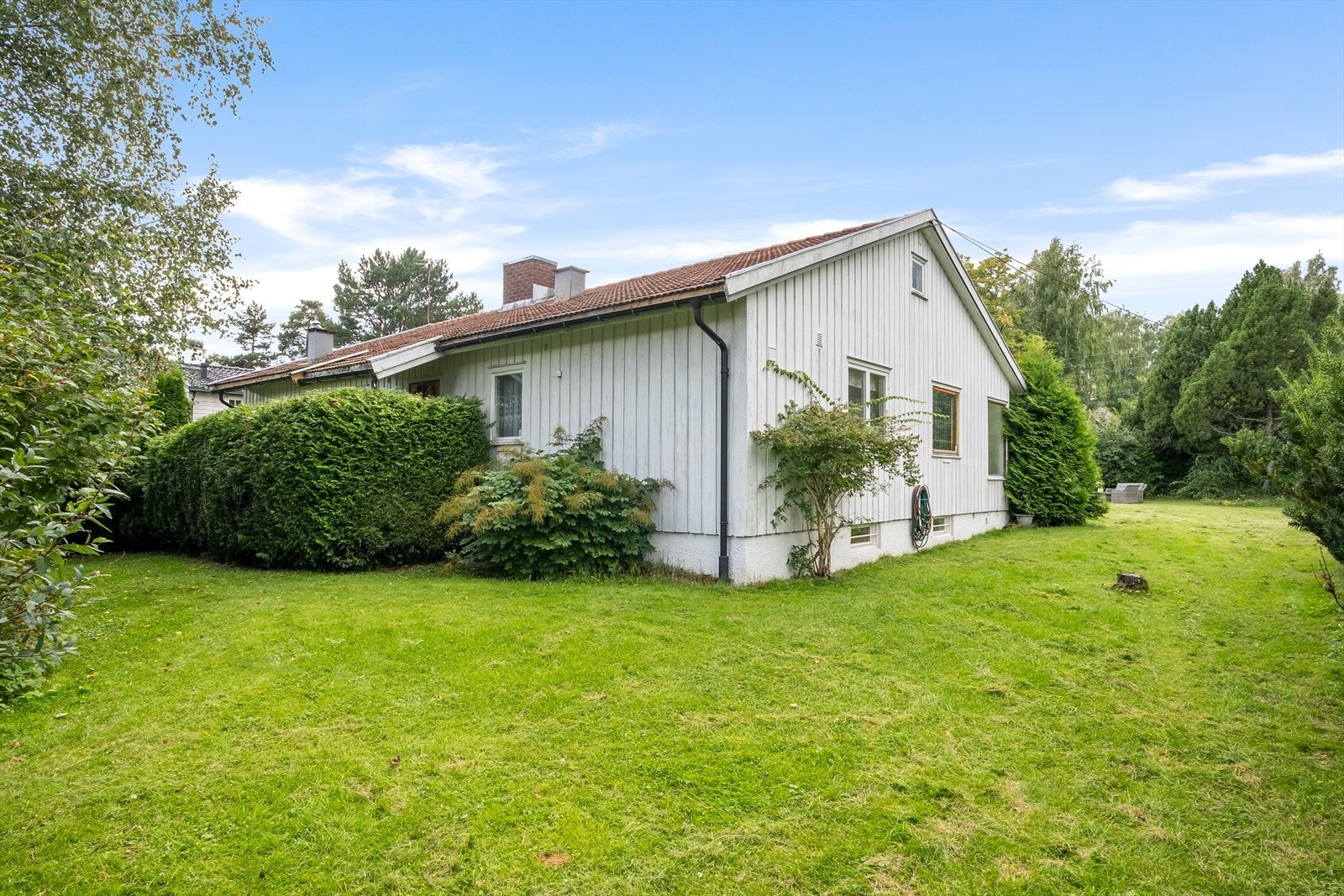 Det er god plass til trampoline, lekeplass m.m til barna. Galleribilde