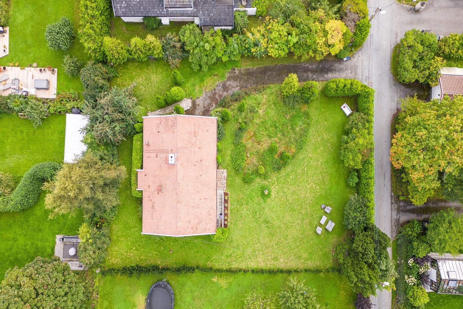 Boligen har en svært barnevennlig og attraktiv beliggenhet i en blindvei i hjertet av Blommenholm. Galleribilde