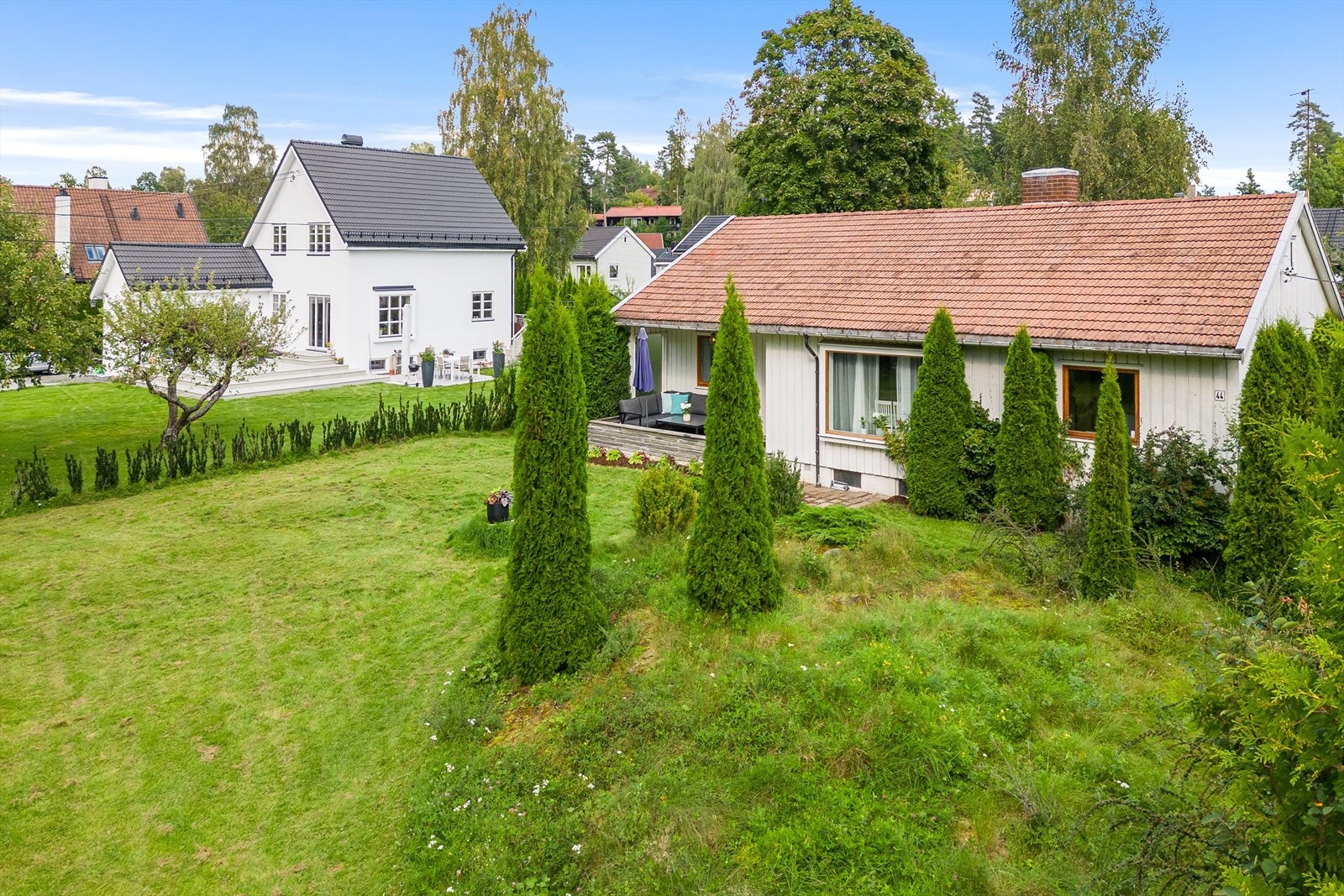 Boligen er omkranset av en stor tomt med pene opparbeidede uteområder. Galleribilde