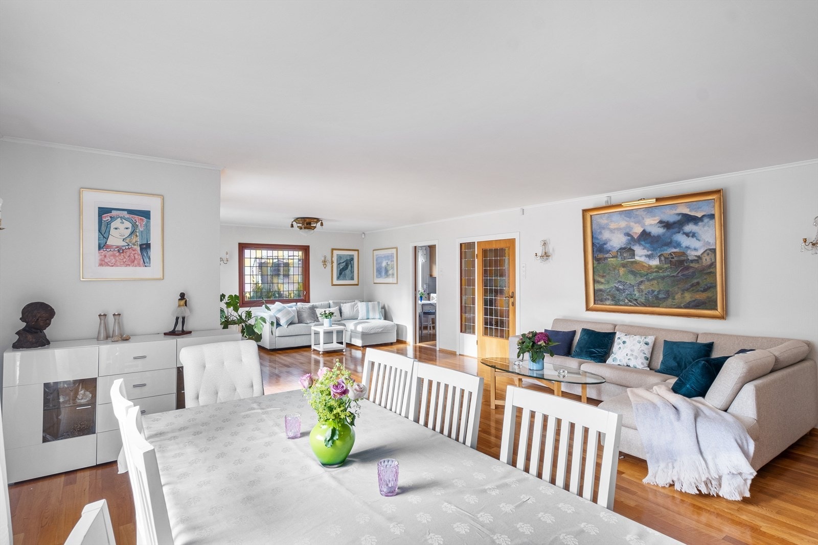 I stuen er det gode møbleringsmuligheter, med god plass til tv- møblement og flere sittegrupper. Galleribilde